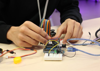 Kinder arbeiten mit Micro-Controller