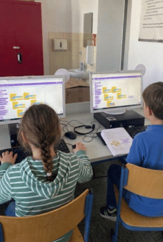 Dritt- und Viertklässler in der Scratch-AG